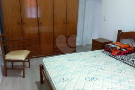 CASA TÉRREA À VENDA NA MOOCA - COM PORTEIRA FECHADA.