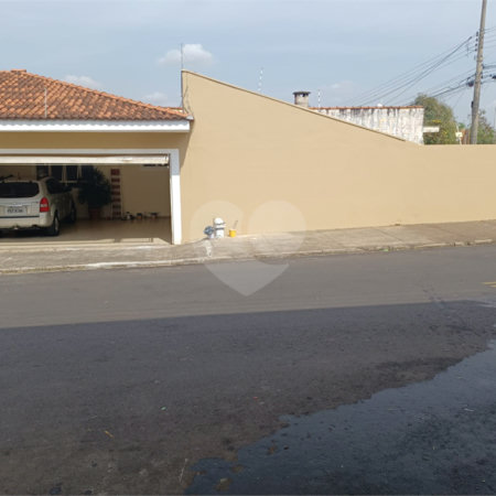 Casa Térrea com dormitórios, sendo 2 suítes.