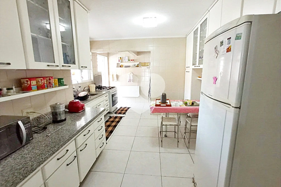 Casa Santa Teresinha | 4 Suítes | 280m² | 3 Vagas | Excelente Localização