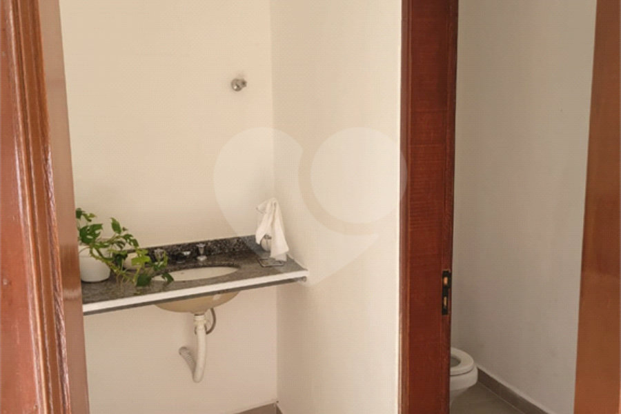 Sobrado com 14 metros de frente , na Região do Jardim Guapira , próximo ao Clube Guapira com 5 dormitórios, sendo 3 suíte com armários embutidos ,banheiro social, Sala para 2 ambientes, escritório com banheiro .cozinha ampla com armários, área de serviço ,dispensa, quintal com banheiro externo c