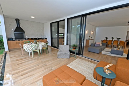 Indaiatuba - SP - Condomínio Helvetia Park - 490 m² Terreno - Sobrado com 307 m² de Área Construída - Escritório com móveis planejados - Sala de estar e jantar ampla e integradas - Cozinha planejada completa, com eletrodomésticos (cooktop, forno, coifa, geladeira, microondas) - Lavanderia