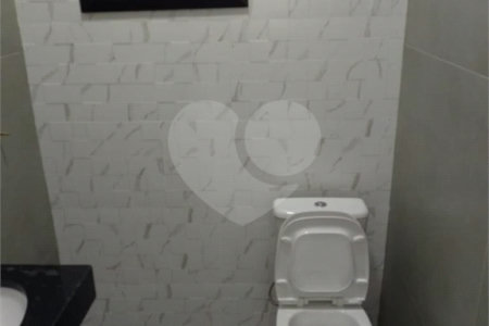 Casa térrea a venda no Jd Sabias! 2 dormitórios sendo 1 suíte com 1 vaga de garagem - Forro de drywall - Água fria e quente - Porcelanato 80x80 na casa toda - Esquadrias pretas - Marmoraria toda em pedra preto negresco - Portão automático -Jardim dos Sabiás tem rápido acesso para rodovia