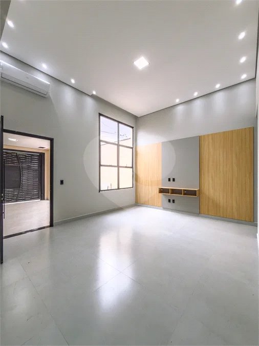 Indaiatuba - Jardim Bom sucesso - Área total: 150m² - Área construída: 115m² - 3 dormitórios sendo 1 suíte com armário planejado;Sala para dois ambientes; Banheiros com box gabinetes e espelhos; Área gourmet com churrasqueira a carvão e móveis planejados; Lavanderia coberta; Ar condicionado na sala
