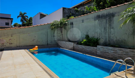 Casa à venda com 3 quartos, sendo 2 suítes,  no condomínio Jardim Shangrilá, Atibaia - SP