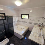Indaiatuba- Vale das Laranjeiras - Vista dos fundos para o lago - Casa assobradada - 3 pisos, 4 quartos, 2 suítes, uma com hidro ,escritório, sala 3 ambientes, lareira, lavabo,cozinha ampla, despensa, lavanderia, churrasqueira, forno pizza, 6 wcs, piscina, jardim despensa, garagem, segurança