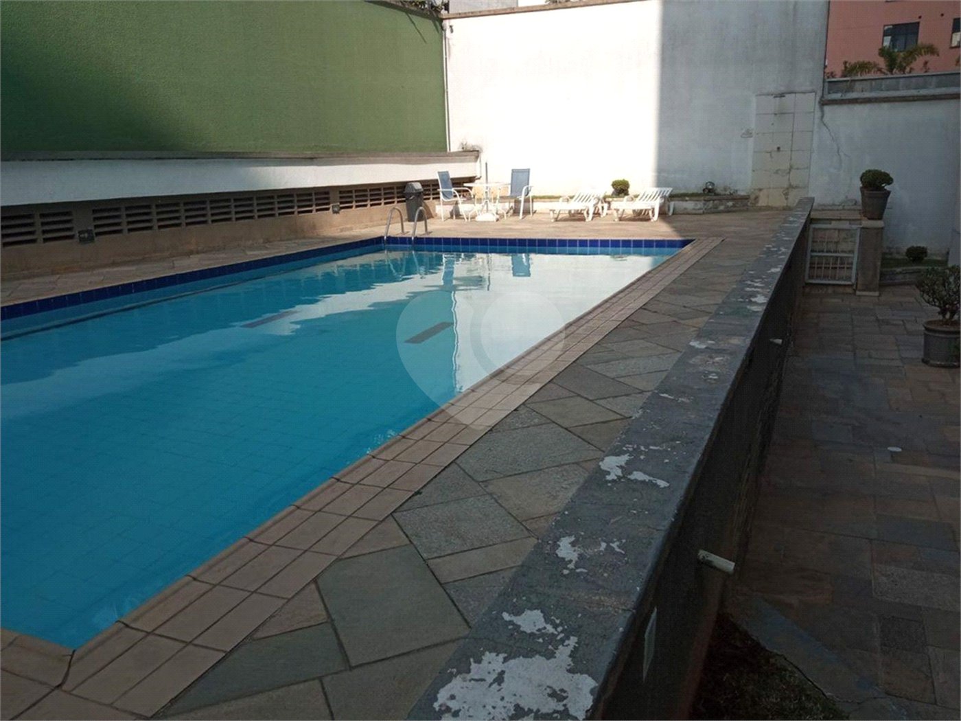 Lindo apartamento, muito bem conservado, com bom espaço interno.