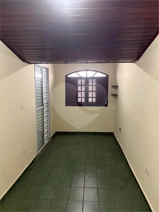 São Paulo - Capital - Bairro Santa Cruz - R4 495.000,00 - Aceita permuta por imóvel na cidade de Indaiatuba- Sp - Sobrado em rua residencial sem saída e com praça particular. O imóvel possui 2 quartos — 1 suíte com dois ambientes e acesso a hall externo. Sala ampla, cozinha com dois ambientes