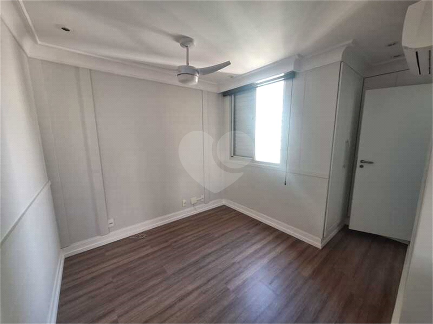 Apartamento para locação com 2 dormitórios, sendo 1 suíte com 02 vagas, totalmente climatizado nos 3 ambientes