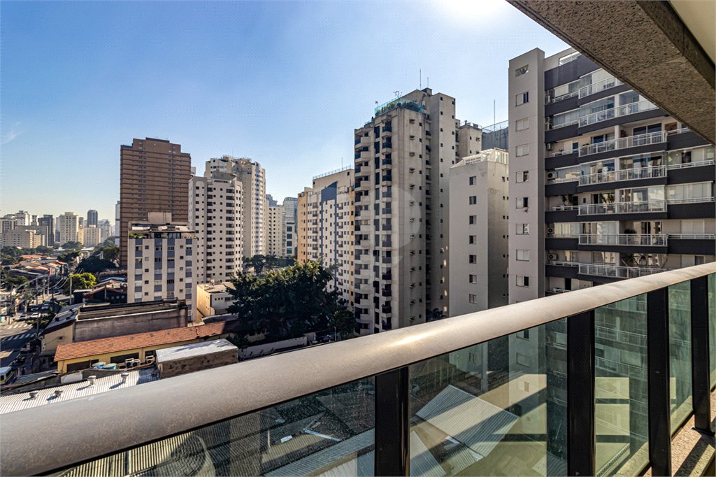 Itaim ! Studio ,muito bem localizado ! vaga de garagem !