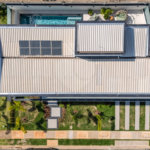 Indaiatuba - Condominio Villa Sapezal - 318 m² de Terreno - 230 m² de Área Construída - 3 suítes, sendo 1 Master com closet planejado - Sala de TV - Sala de estar integrada à Sala de jantar - Cozinha com móveis planejados - Despensa - Escritório planejado - Lavabo - Piscina com preparação para aquec