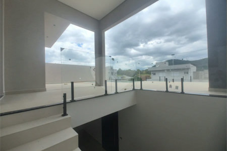 Casa exclusiva em Atibaia de alto padrão com 3 suítes, piscina, espaço gourmet, condomínio fechado, aceita financiamento