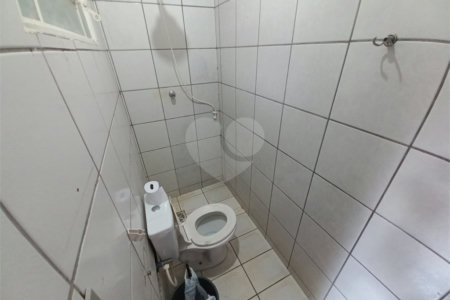 Sobrado à venda com excelente distribuição de espaços