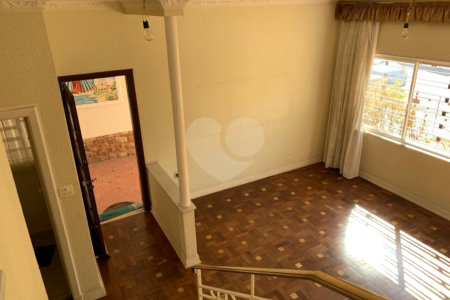 Casa à venda na Aclimação de 190m² com 3 dormitórios e 2 vagas.