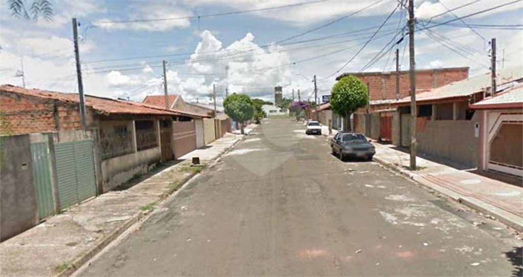 Casa térrea com 3 dormitórios, sendo 1 suíte.