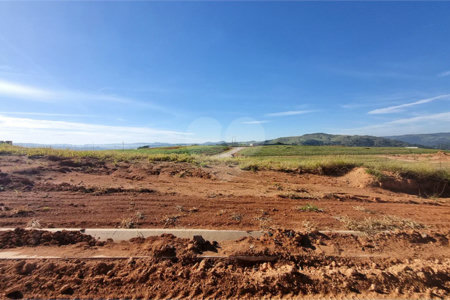 Lote de 600 m² com Potencial de Vista e Localização Reservada no Santana da Lapa – Joaquim Egídio