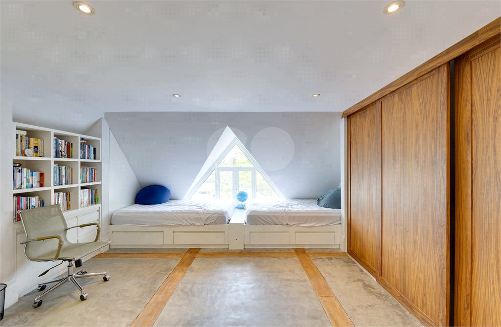 Casa à venda com 4 quartos, sendo 2 suítes, no condomínio Bristol Village, São Paulo - SP