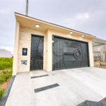Indaiatuba - Jardim Bom sucesso - Área total: 150m² - Área construída: 115m² - 3 dormitórios sendo 1 suíte com armário planejado;Sala para dois ambientes; Banheiros com box gabinetes e espelhos; Área gourmet com churrasqueira a carvão e móveis planejados; Lavanderia coberta; Ar condicionado na sala