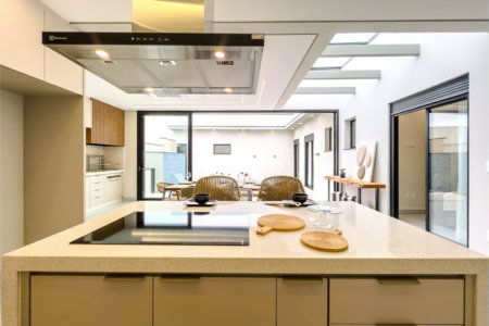 Casa Térrea – Condomínio Maria Cândida - 300 m² de terreno - 212 m² de área construída - 4 vagas de garagem, sendo 2 cobertas - Sala de jantar e estar integradas, com pé-direito duplo e cortina - 3 suítes com ar-condicionado, sendo 1 master com closet – planejado – Roupeiro – Escritório - Cozinha