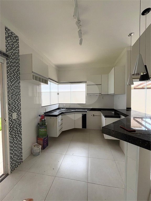 Vende-se casa no Village Damha II