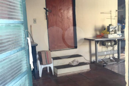 Casa térrea no Jardim Bandeirantes.