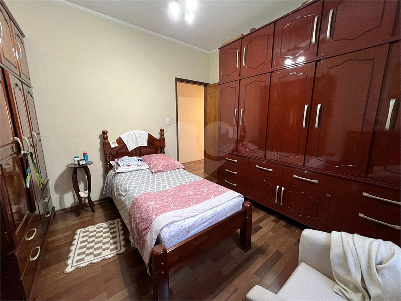 Ampla casa no condomÍnio Parque Fehr, contendo: