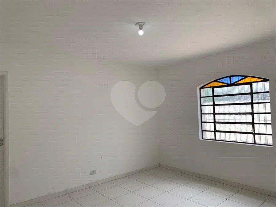 Casa espaçosa com 3 quartos, suíte, quintal e 2 vagas na Vila Santa Catarina