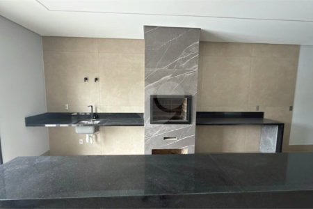 Sobrado de alto padrão no Swiss Park, totalmente reformado, com 4 suítes, piscina, elevador, espaço gourmet, 4 vagas e condomínio com lazer completo.