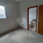 Casa térrea em Atibaia com 3 suítes, sala 2 ambientes, 2 vagas garagem, excelente localização, pronta para morar