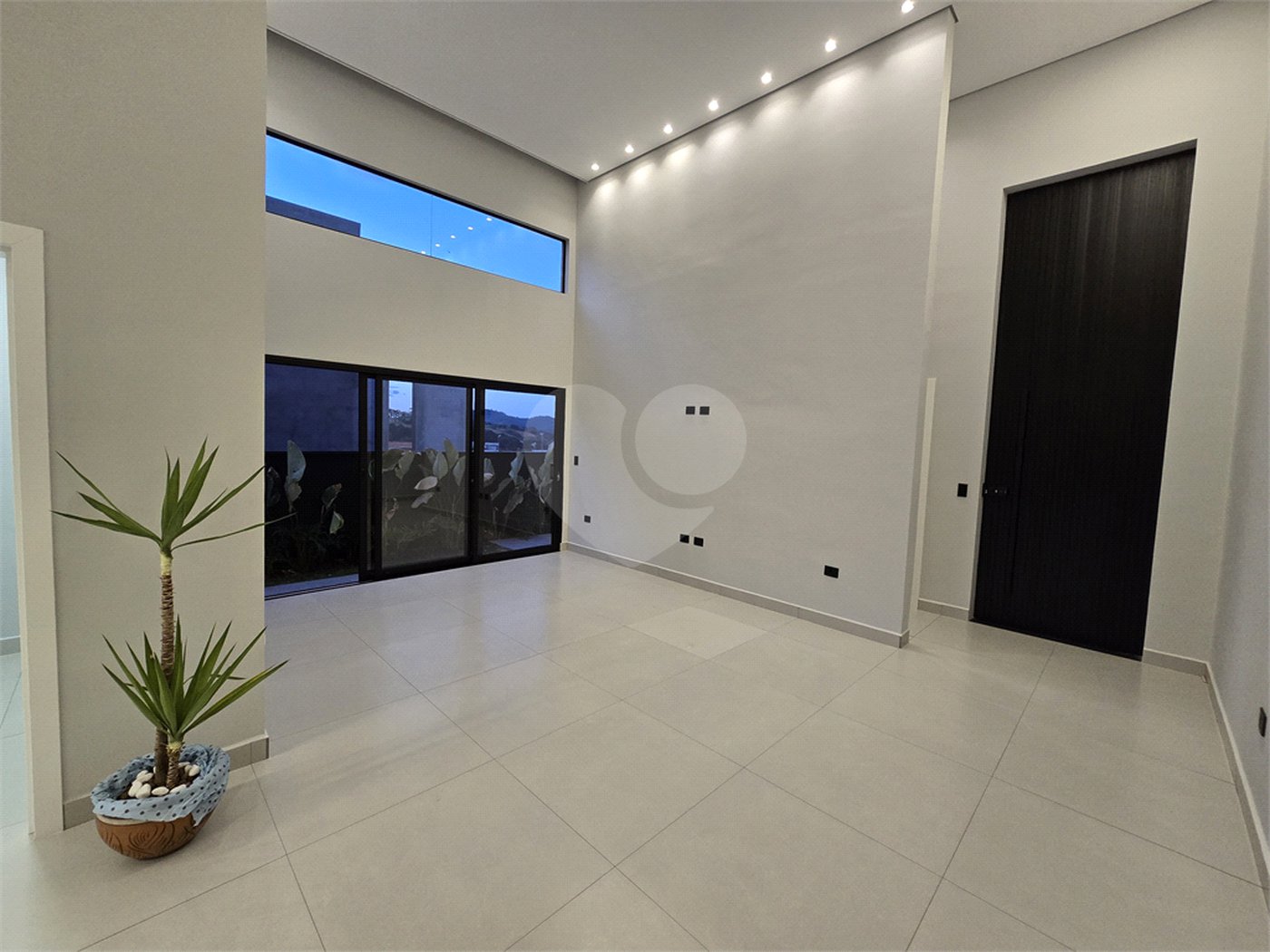 Maravilhosa Casa térrea em condomínio fechado no Portal Lamis, com 3 suítes, piscina privativa e persianas elétricas em excelente condomínio com salão de festas, piscina, quadras de tênis, beach tênis e campo de futebol. Vista cinematográfica da Pedra Grande.