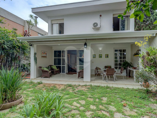 Casa à venda ou para alugar com 4 quartos, sendo 2 suítes,  em Ibirapuera, São Paulo, SP