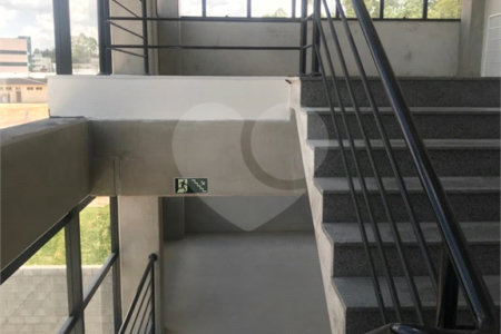 Galpão industrial com renda à venda em Cotia
