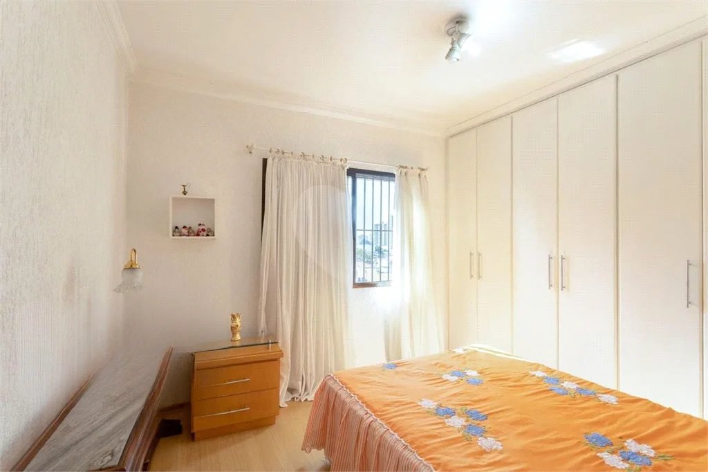Apartamento na Vila Regente Feijó com 135m2, com 2 dorms, 1 suíte, 2 vagas. Estuda permuta.