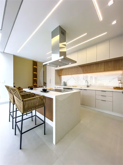 Casa Térrea – Condomínio Maria Cândida - 300 m² de terreno - 212 m² de área construída - 4 vagas de garagem, sendo 2 cobertas - Sala de jantar e estar integradas, com pé-direito duplo e cortina - 3 suítes com ar-condicionado, sendo 1 master com closet – planejado – Roupeiro – Escritório - Cozinha