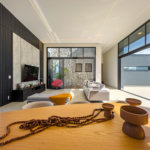 Indaiatuba - Quintas da Terracota - 1252 m² de terreno - casa térrea com 514 m² de área construída -3 vagas de garagem cobertas e 3 descobertas Lavabo - Sala de estar e jantar amplas e integradas - Escritório privativo - Cozinha toda equipada com geladeira, forno, micro-ondas, lava-louças,