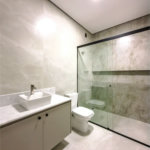 Indaiatuba - Jardim Bom sucesso - Área total: 150m² - Área construída: 115m² - 3 dormitórios sendo 1 suíte com armário planejado;Sala para dois ambientes; Banheiros com box gabinetes e espelhos; Área gourmet com churrasqueira a carvão e móveis planejados; Lavanderia coberta; Ar condicionado na sala