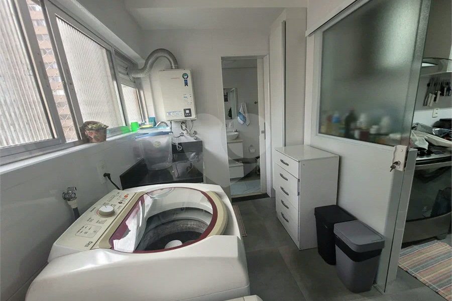 Apartamento de 03 dormitórios totalmente reformado com 02 vagas de Garagem escrituradas e livres.