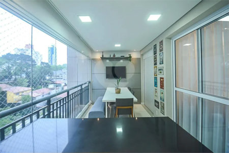 Espaço, conforto e uma localização privilegiada fazem deste apartamento mobiliado no Baeta Neves, em São Bernardo do Campo, uma excelente opção para seu novo lar. Com 118 m², três dormitórios e quatro banheiros, o imóvel oferece ambientes amplos para acomodar a família e receber amigos com comodidad