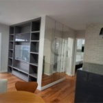Apartamento com dois dormitórios sendo um climatizado, com duas vagas de garagem.