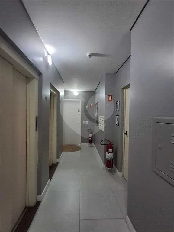 Apartamento totalmente decorado em Moema com 70 m2 , 2 quartos, 2 suítes e 2 vagas, ambientes com ar condicionado.