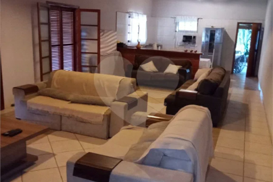 Chácara à venda. Ampla área de lazer. Aceita permuta com apartamento na praia