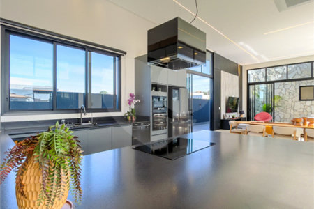 Indaiatuba - Quintas da Terracota - 1252 m² de terreno - casa térrea com 514 m² de área construída -3 vagas de garagem cobertas e 3 descobertas Lavabo - Sala de estar e jantar amplas e integradas - Escritório privativo - Cozinha toda equipada com geladeira, forno, micro-ondas, lava-louças,