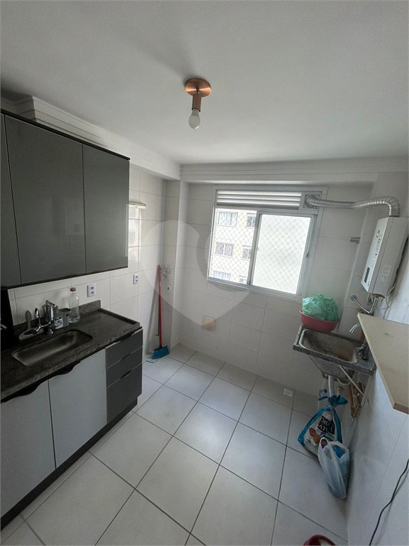 Apartamento de 44m² com vaga na garagem.