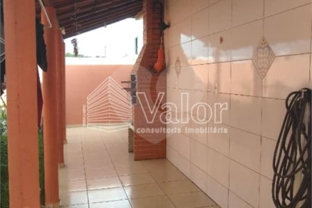 Casa Térrea com 3 dormitórios, sendo 1 suíte.
