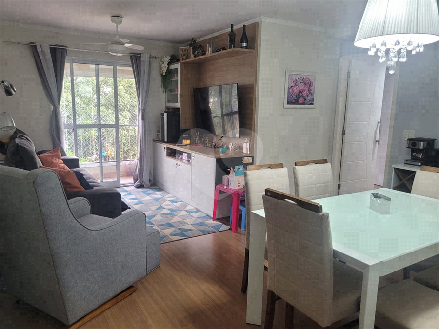 Apartamento de 03 dormitórios totalmente reformado com 02 vagas de Garagem escrituradas e livres.