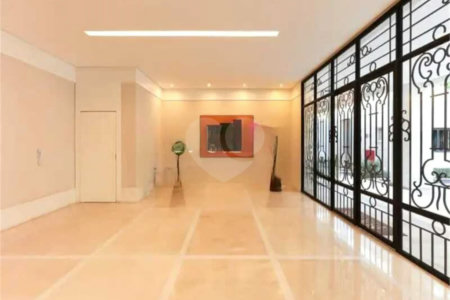 Apartamento de 306m² na melhor região de Moema, 3 suítes, 5 vagas, varanda gourmet, depósito, fora de rota