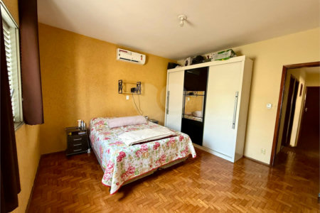 Casa térrea com piscina e 3 quartos.