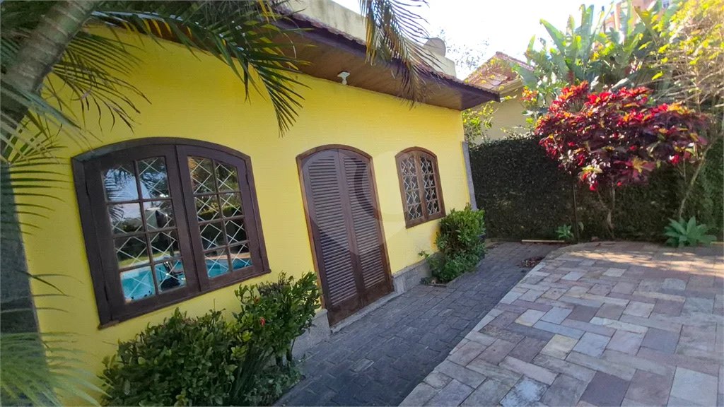 Casa com Piscina, Sauna e Edícula em Rua Arborizada no Tremembé