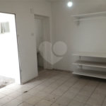Casa de 1 dormitório com quintal e jardim na Vila Ipojuca!
