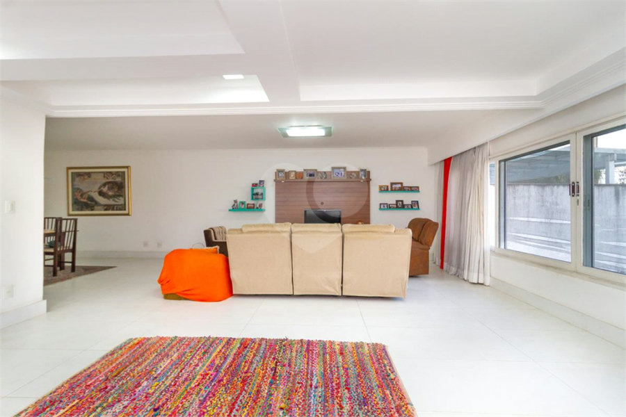 Casa Sobrado à venda com 342 m², 3 dormitórios, sendo 2 suítes, 4 vagas na Vila Mariana - São Paulo.