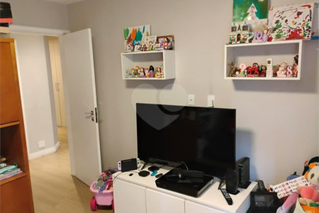 Apartamento reformado , 3 suítes , 3 vagas. Próximo a Avenida Paulista e metrô Brigadeiro . Prédio de construtora renomada. Único !